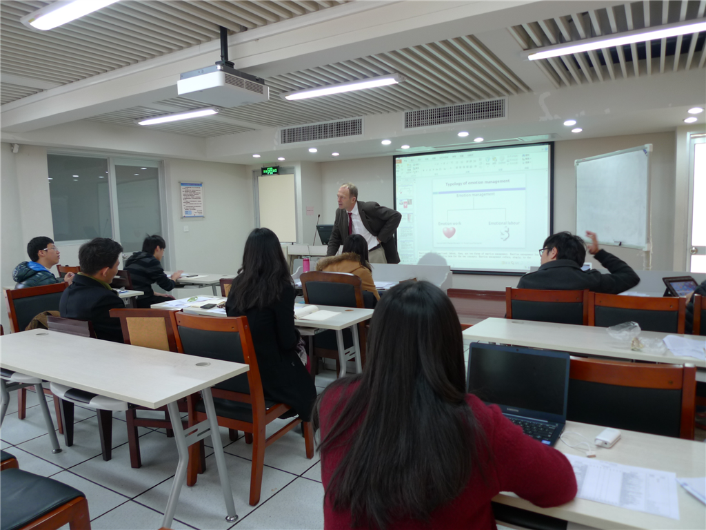 爱尔兰都柏林大学McGrath教授来院开设留学项